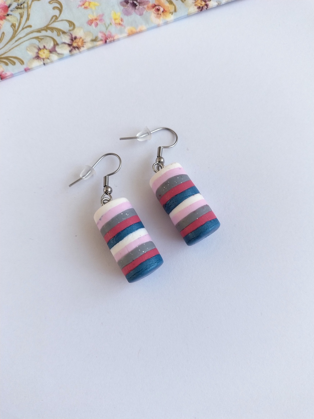 Cercei handmade cu dungi colorate din lut polimeric, design modern - bijuterii - cercei - cercei lungi - Artynos.ro