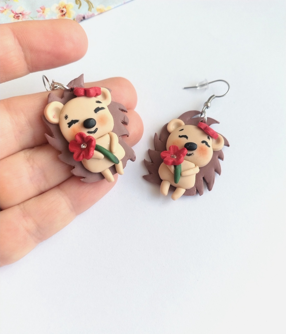 Cercei handmade arici adorabili cu floare roșie din lut polimeric bijuterii unicat - bijuterii - cercei - cercei lungi - Artynos.ro