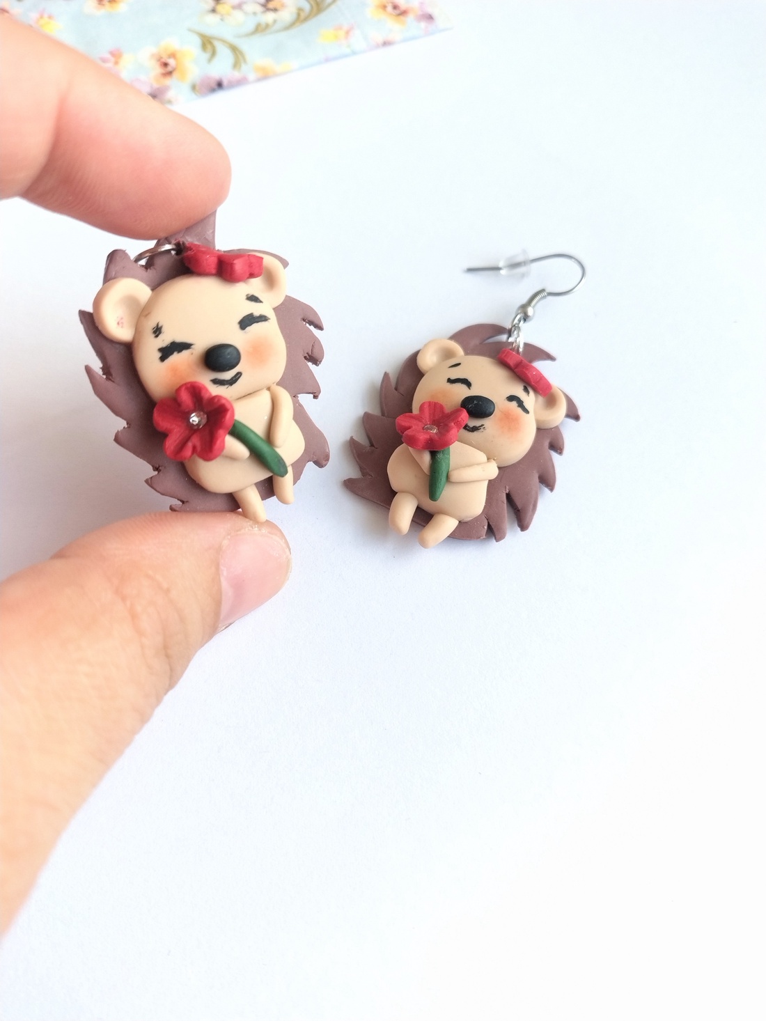 Cercei handmade arici adorabili cu floare roșie din lut polimeric bijuterii unicat - bijuterii - cercei - cercei lungi - Artynos.ro