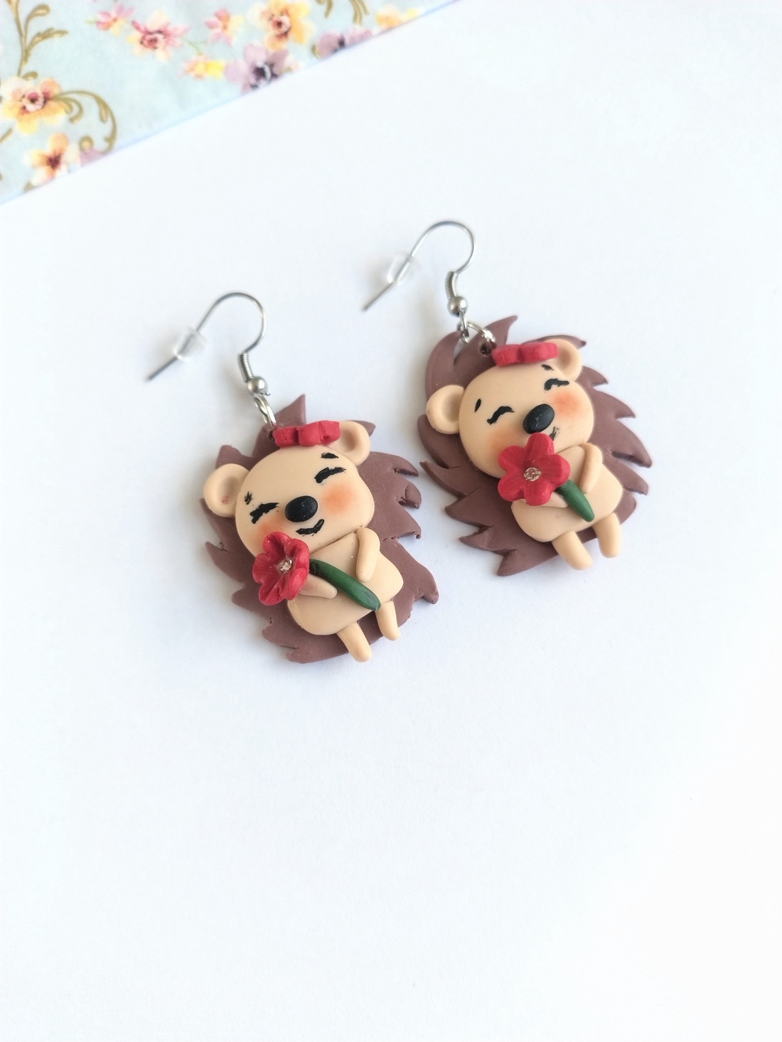 Cercei handmade arici adorabili cu floare roșie din lut polimeric bijuterii unicat - bijuterii - cercei - cercei lungi - Artynos.ro