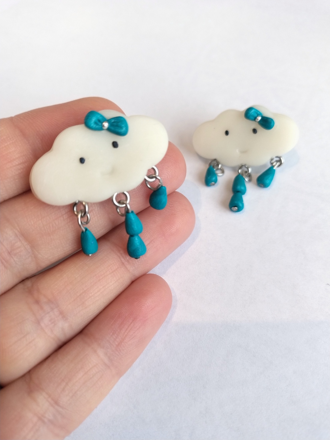 Cercei norișori verde petrol cu picături � handmade din lut polimeric, design delicat - bijuterii - cercei - cercei lungi - Artynos.ro