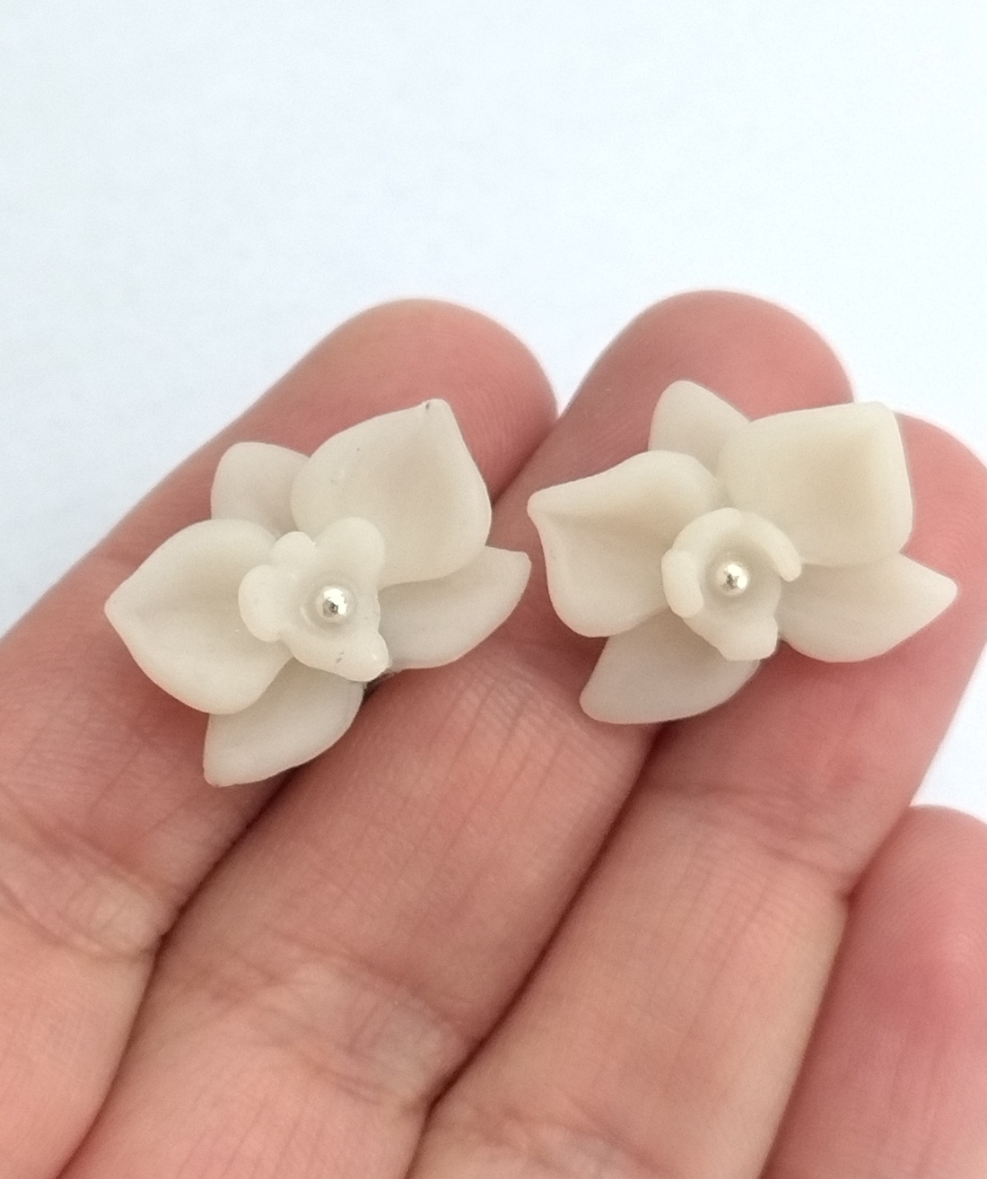 Cercei flori albe tip orhidee � handmade din lut polimeric, design delicat minimalist - bijuterii - cercei - cercei cu figurine - Artynos.ro