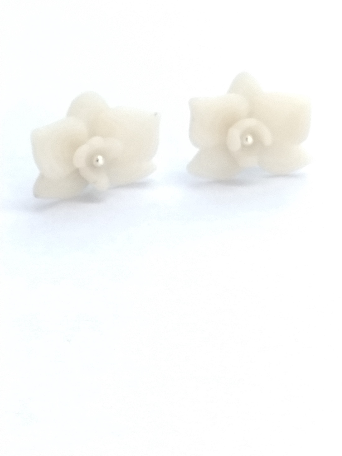 Cercei flori albe tip orhidee � handmade din lut polimeric, design delicat minimalist - bijuterii - cercei - cercei cu figurine - Artynos.ro