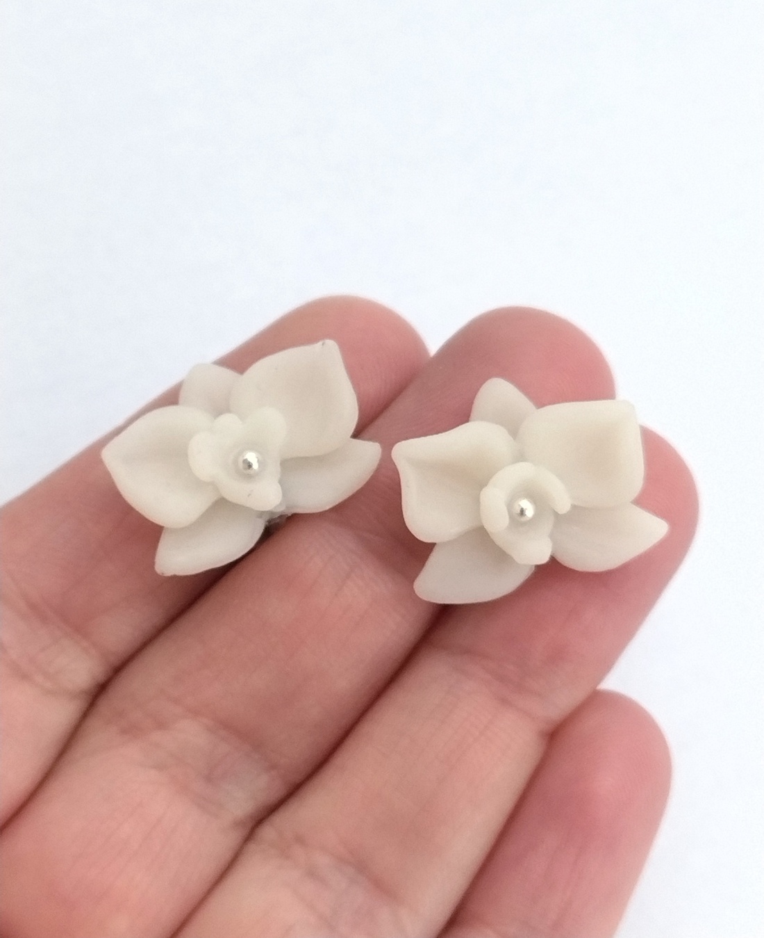 Cercei flori albe tip orhidee � handmade din lut polimeric, design delicat minimalist - bijuterii - cercei - cercei cu figurine - Artynos.ro