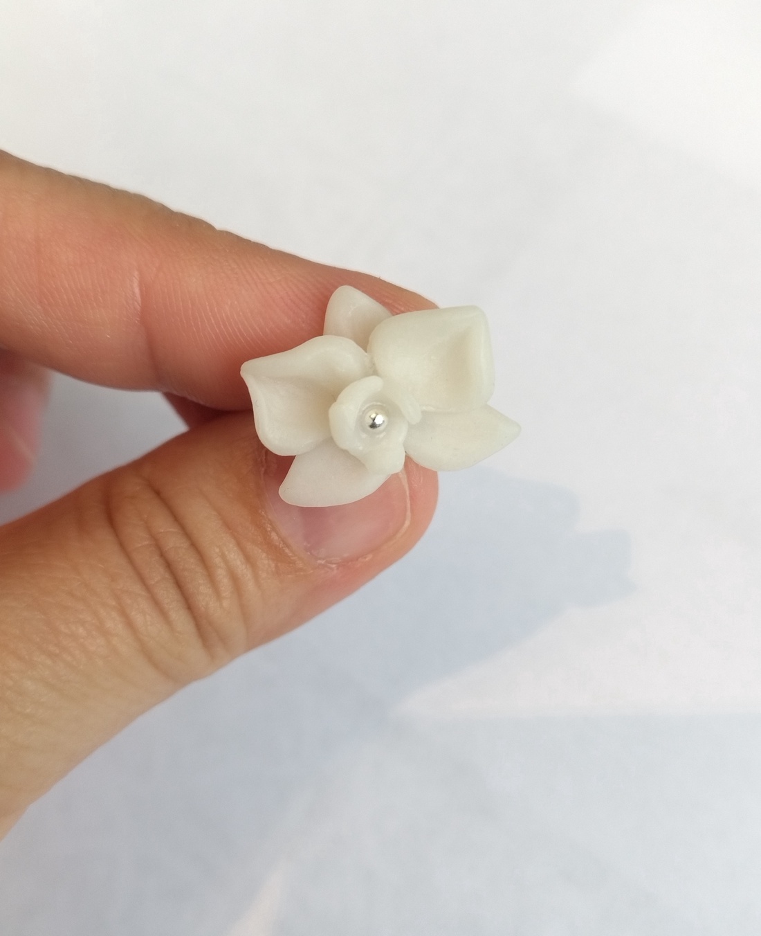 Cercei flori albe tip orhidee � handmade din lut polimeric, design delicat minimalist - bijuterii - cercei - cercei cu figurine - Artynos.ro
