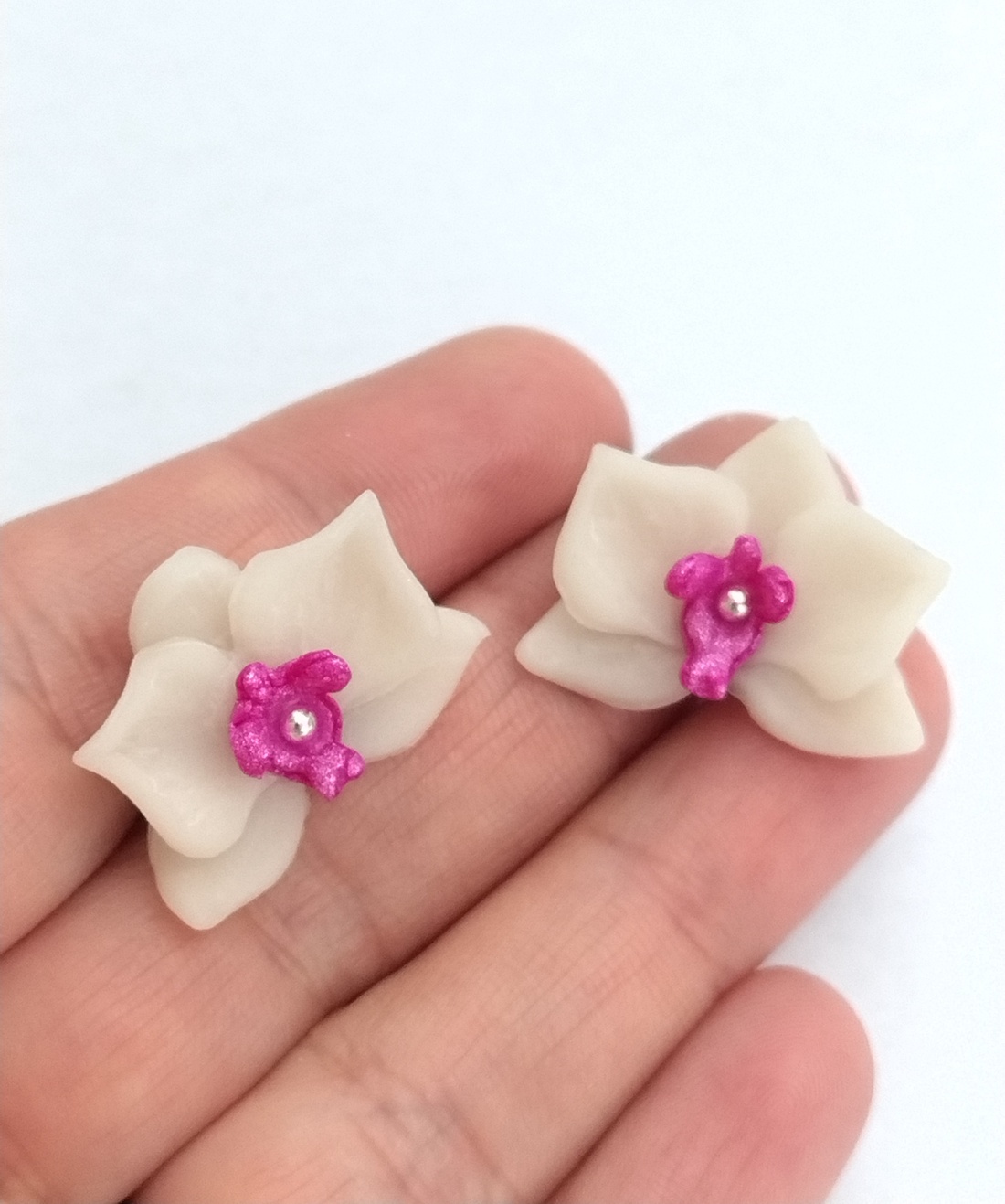 Cercei orhidee albe handmade � lut polimeric, design delicat minimalist - bijuterii - cercei - cercei cu figurine - Artynos.ro