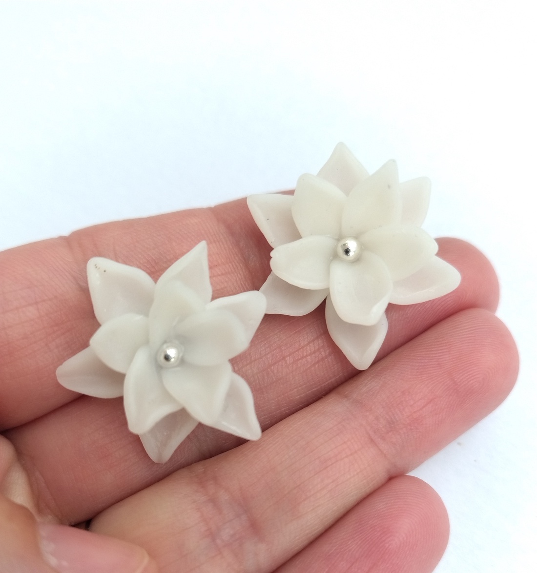 Cercei flori albe handmade � lut polimeric, design simplu și elegant - bijuterii - cercei - cercei cu figurine - Artynos.ro