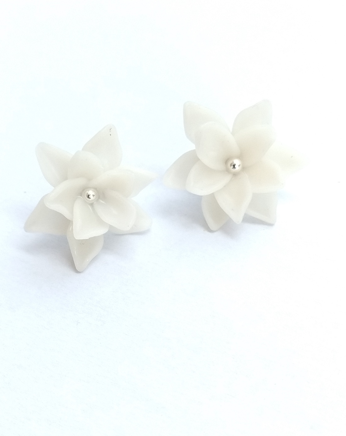 Cercei flori albe handmade � lut polimeric, design simplu și elegant - bijuterii - cercei - cercei cu figurine - Artynos.ro