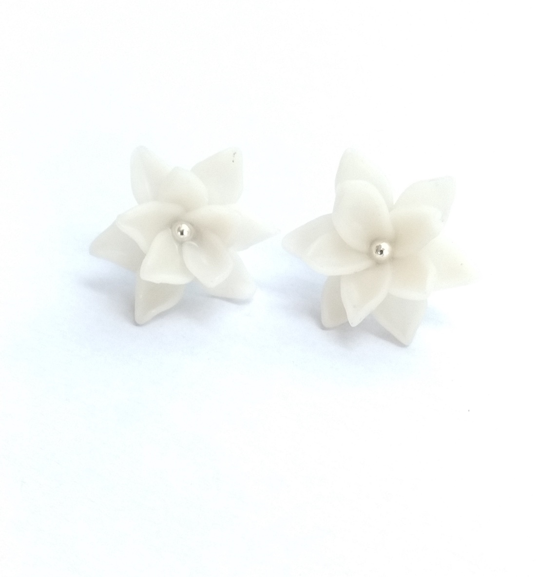 Cercei flori albe handmade � lut polimeric, design simplu și elegant - bijuterii - cercei - cercei cu figurine - Artynos.ro