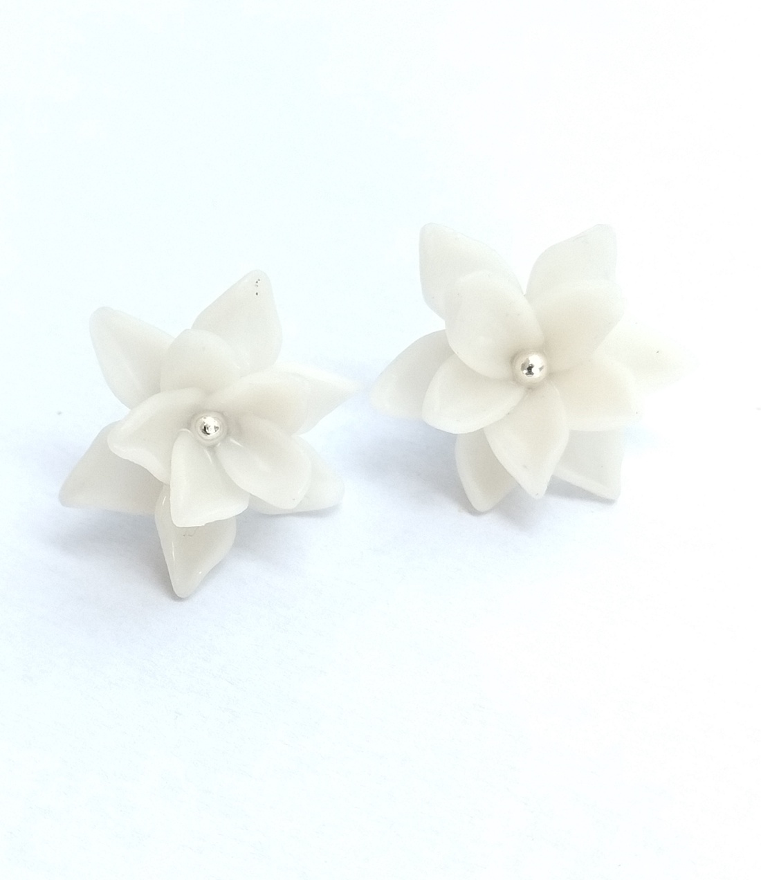 Cercei flori albe handmade � lut polimeric, design simplu și elegant - bijuterii - cercei - cercei cu figurine - Artynos.ro