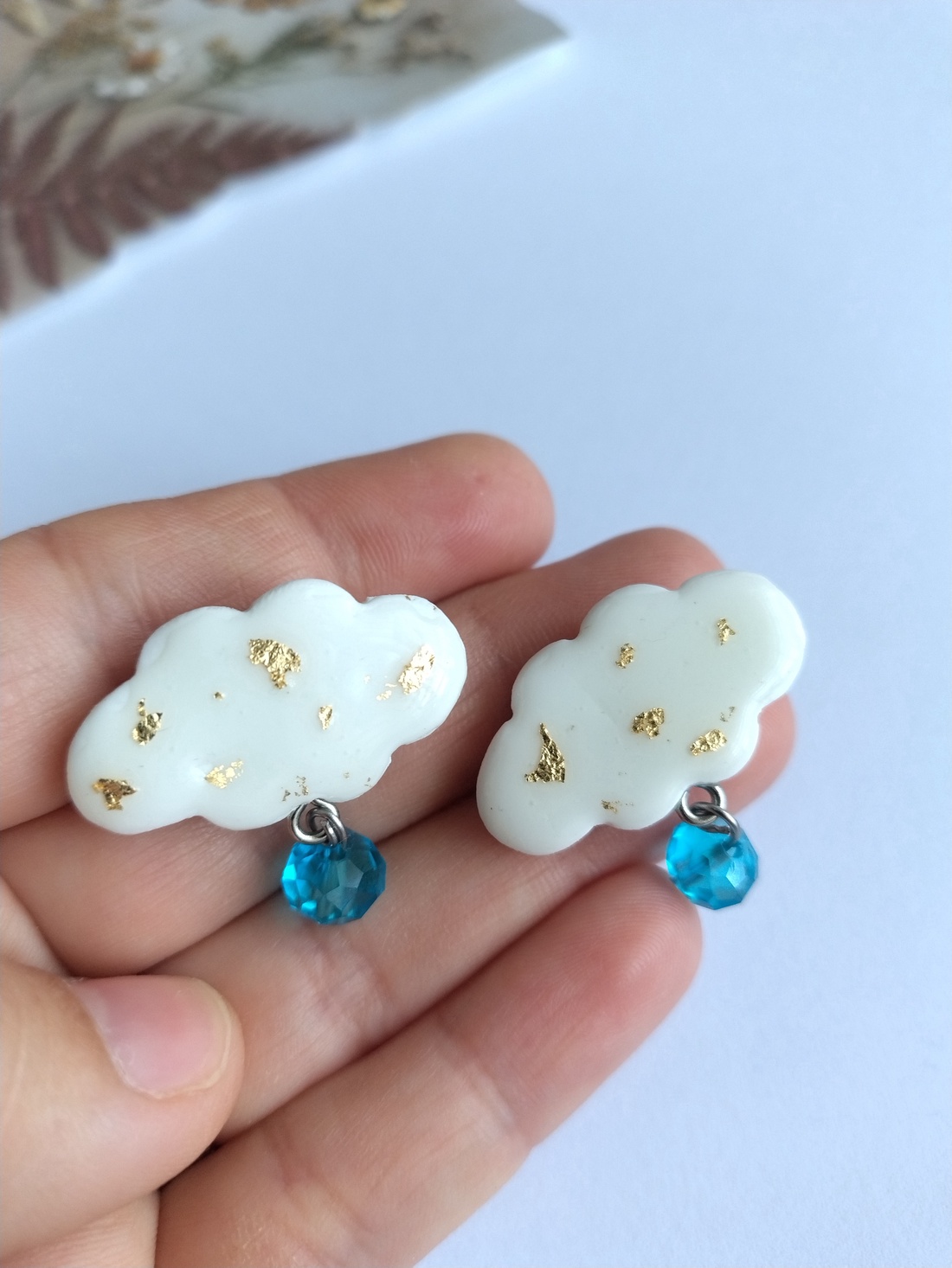 Cercei norișori albi cu foiță aurie și cristal albastru � handmade elegant - bijuterii - cercei - cercei lungi - Artynos.ro