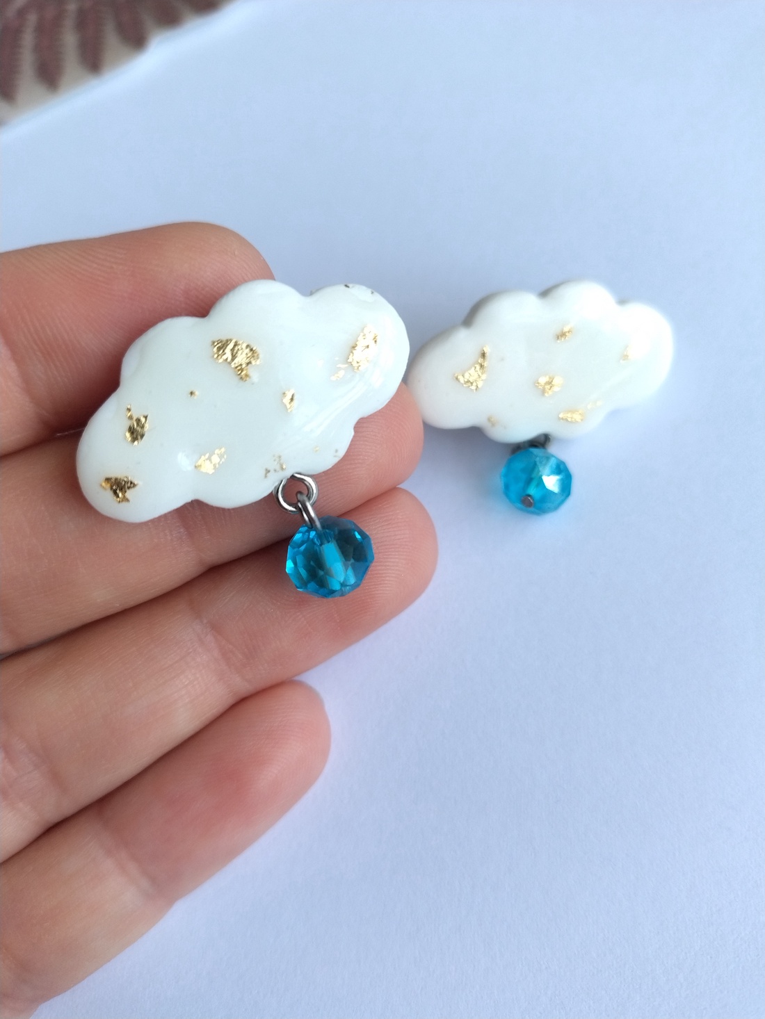 Cercei norișori albi cu foiță aurie și cristal albastru � handmade elegant - bijuterii - cercei - cercei lungi - Artynos.ro