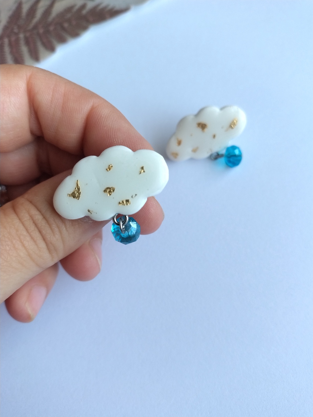 Cercei norișori albi cu foiță aurie și cristal albastru � handmade elegant - bijuterii - cercei - cercei lungi - Artynos.ro