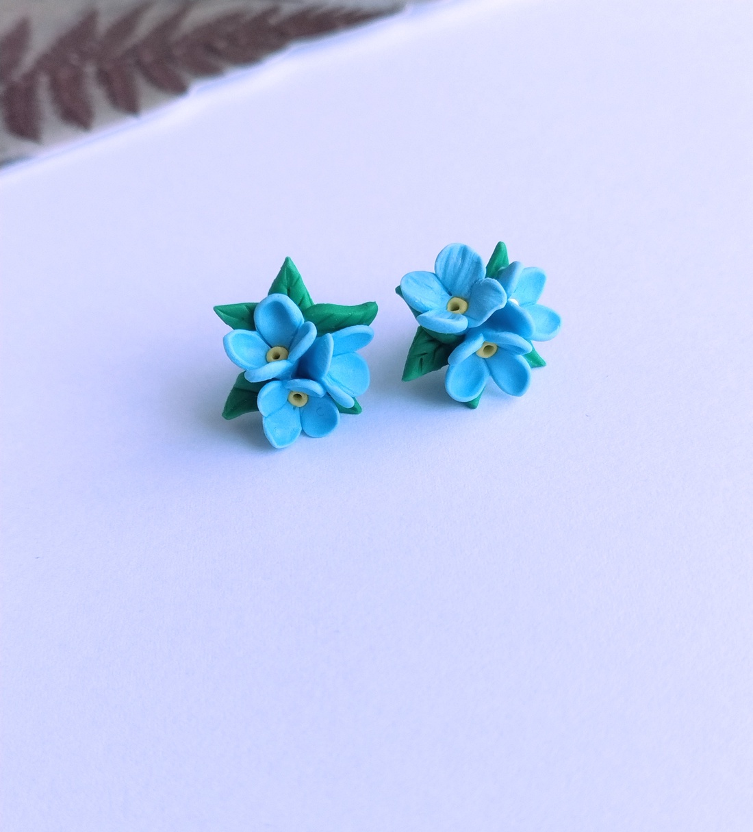 Cercei Nu mă uita albaștri � flori handmade din lut polimeric, model delicat - bijuterii - cercei - cercei cu figurine - Artynos.ro