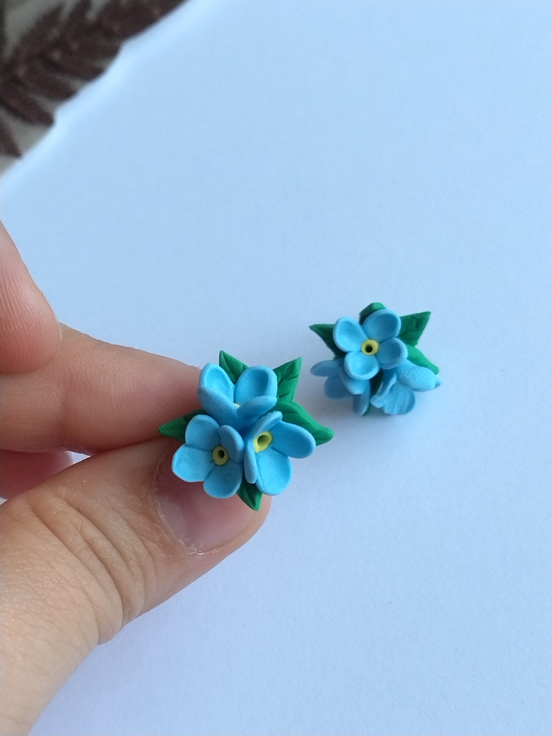 Cercei Nu mă uita albaștri � flori handmade din lut polimeric, model delicat - bijuterii - cercei - cercei cu figurine - Artynos.ro