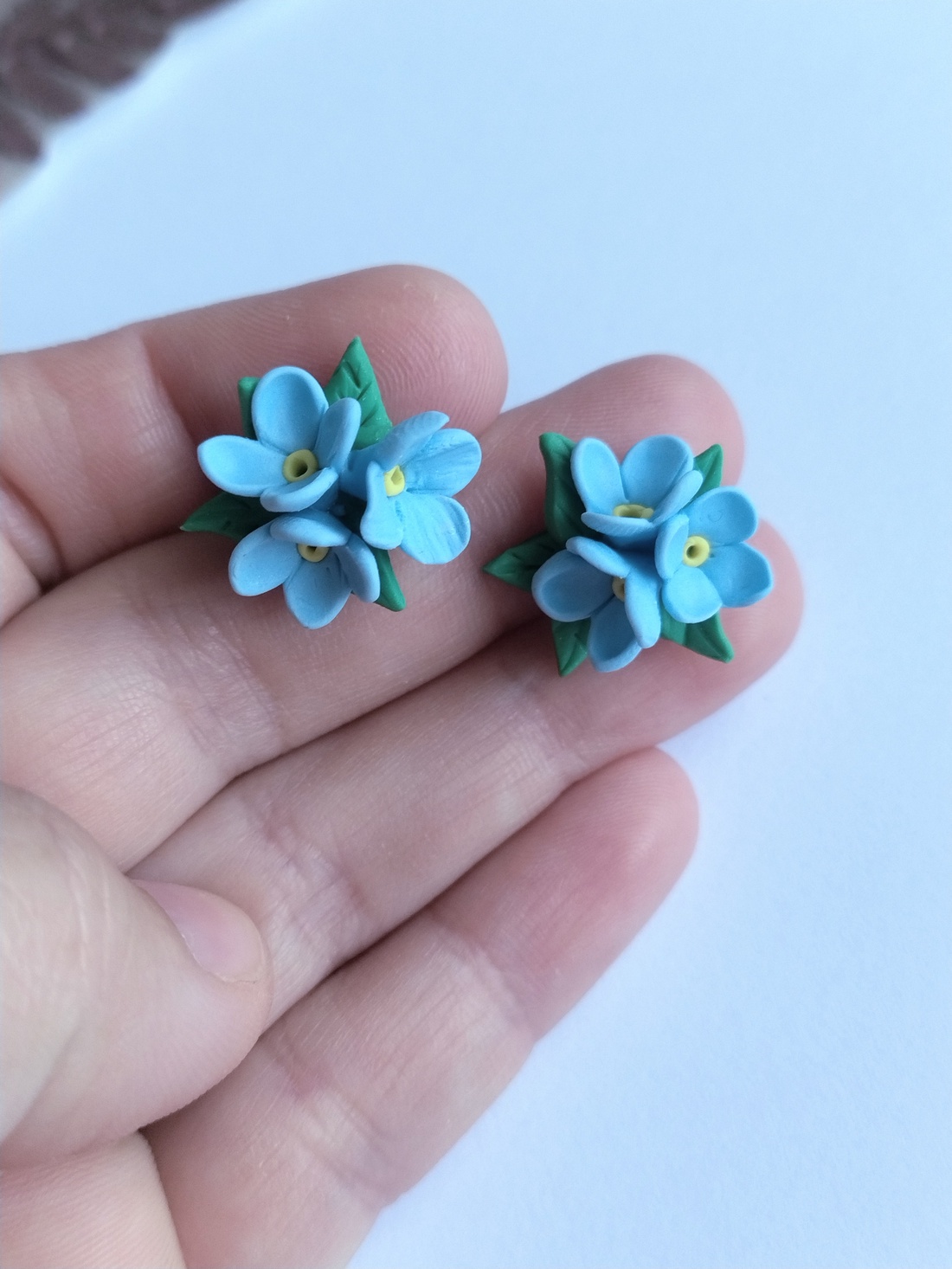 Cercei Nu mă uita albaștri � flori handmade din lut polimeric, model delicat - bijuterii - cercei - cercei cu figurine - Artynos.ro