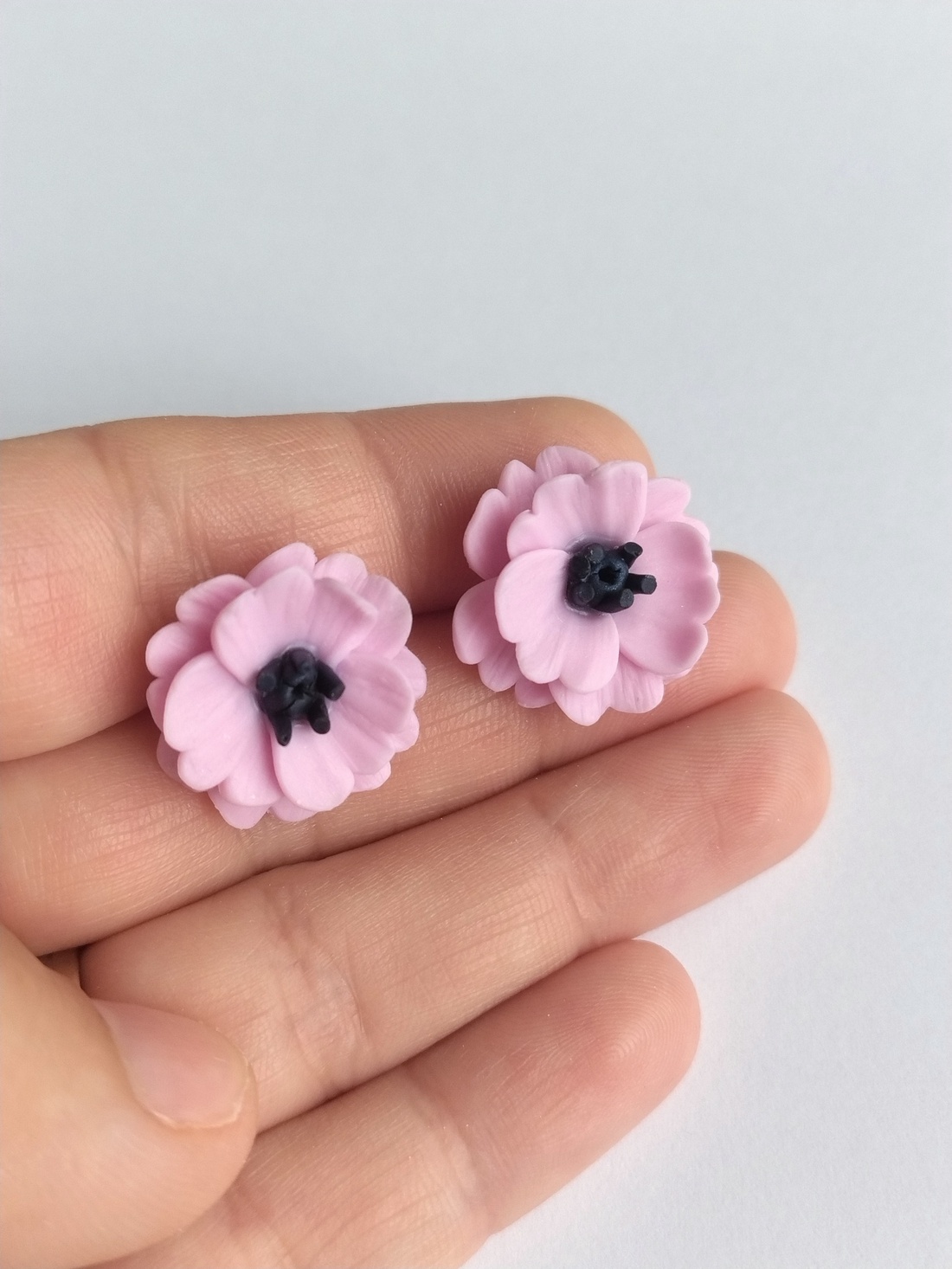 Cercei stud Anemone roz � model floral handmade - bijuterii - cercei - cercei cu figurine - Artynos.ro