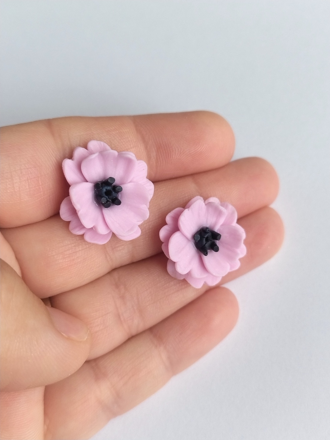 Cercei stud Anemone roz � model floral handmade - bijuterii - cercei - cercei cu figurine - Artynos.ro