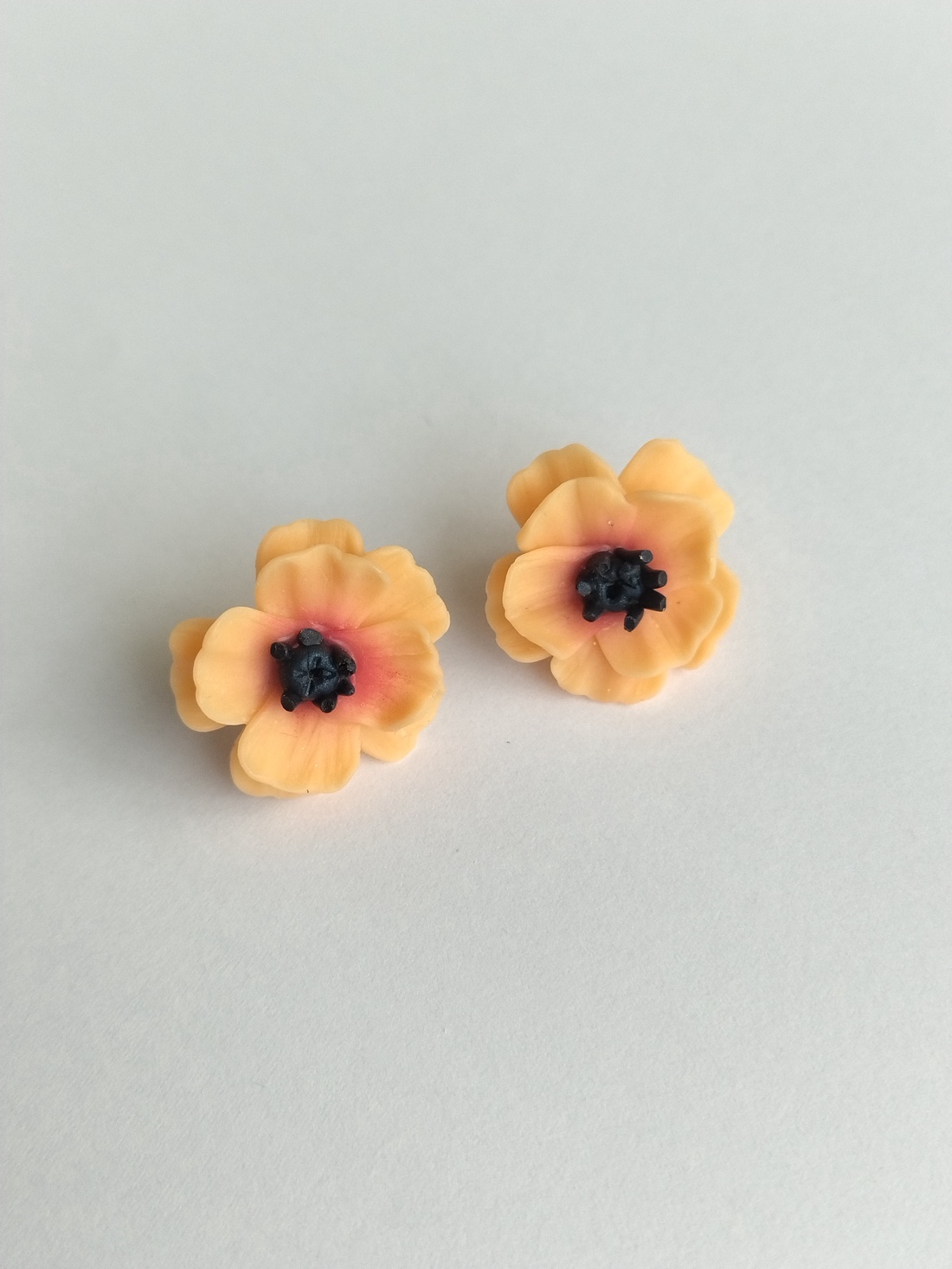 Cercei stud Anemone piersică � handmade din lut polimeric - bijuterii - cercei - cercei cu figurine - Artynos.ro
