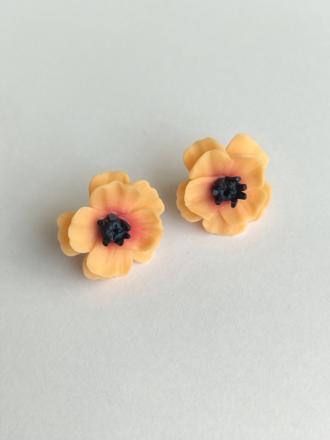 Cercei stud Anemone piersică � handmade din lut polimeric - bijuterii - cercei - cercei cu figurine - Artynos.ro