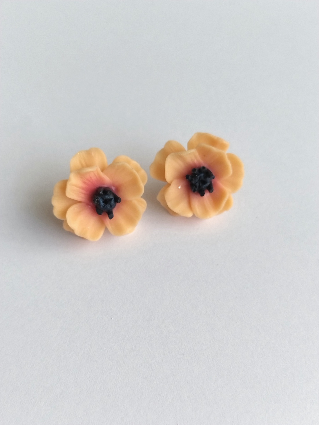 Cercei stud Anemone piersică � handmade din lut polimeric - bijuterii - cercei - cercei cu figurine - Artynos.ro