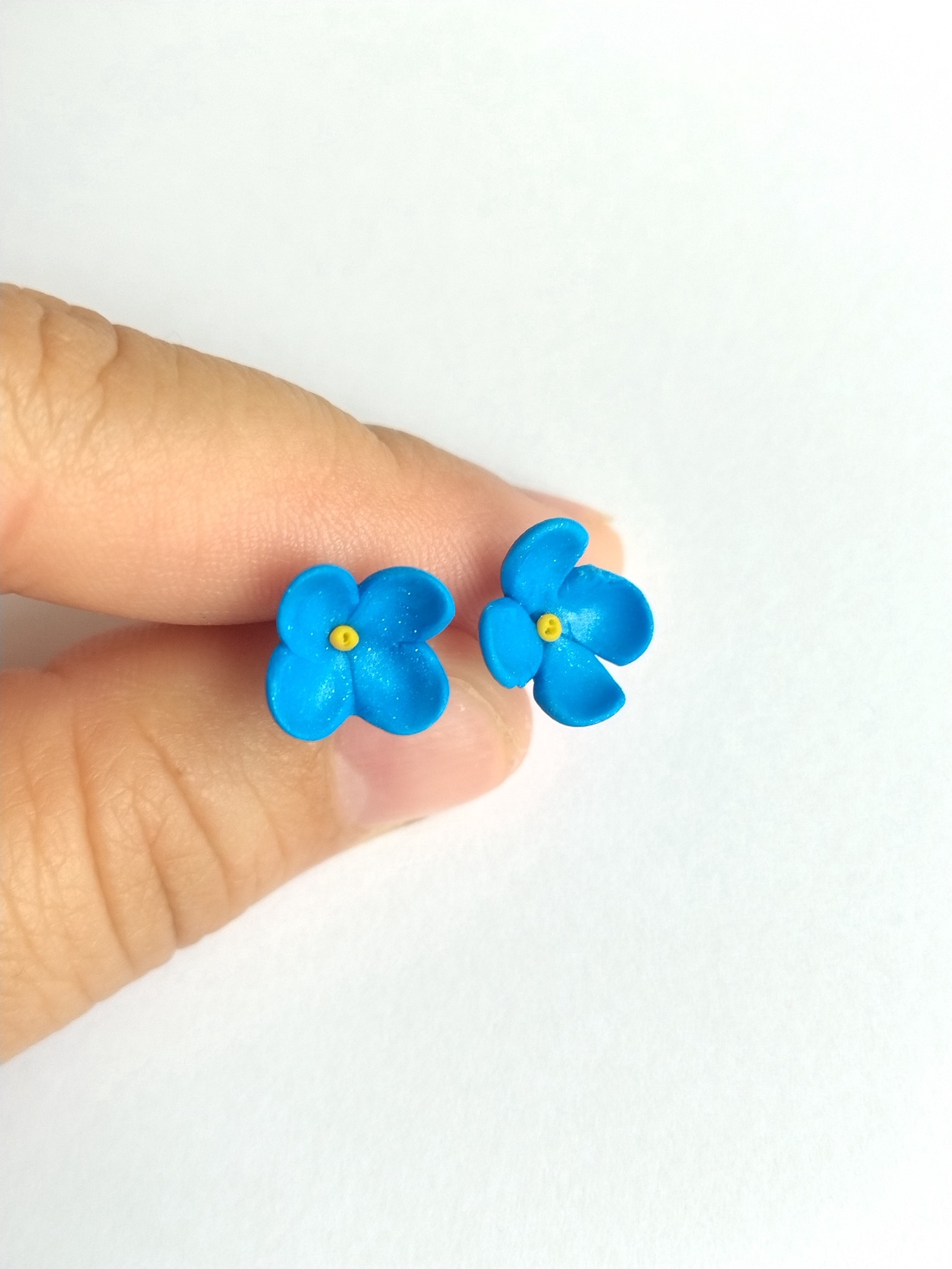 Cercei stud floare albastră � handmade din lut polimeric - bijuterii - cercei - cercei cu figurine - Artynos.ro