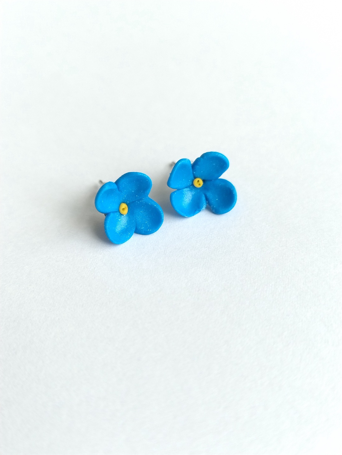 Cercei stud floare albastră � handmade din lut polimeric - bijuterii - cercei - cercei cu figurine - Artynos.ro