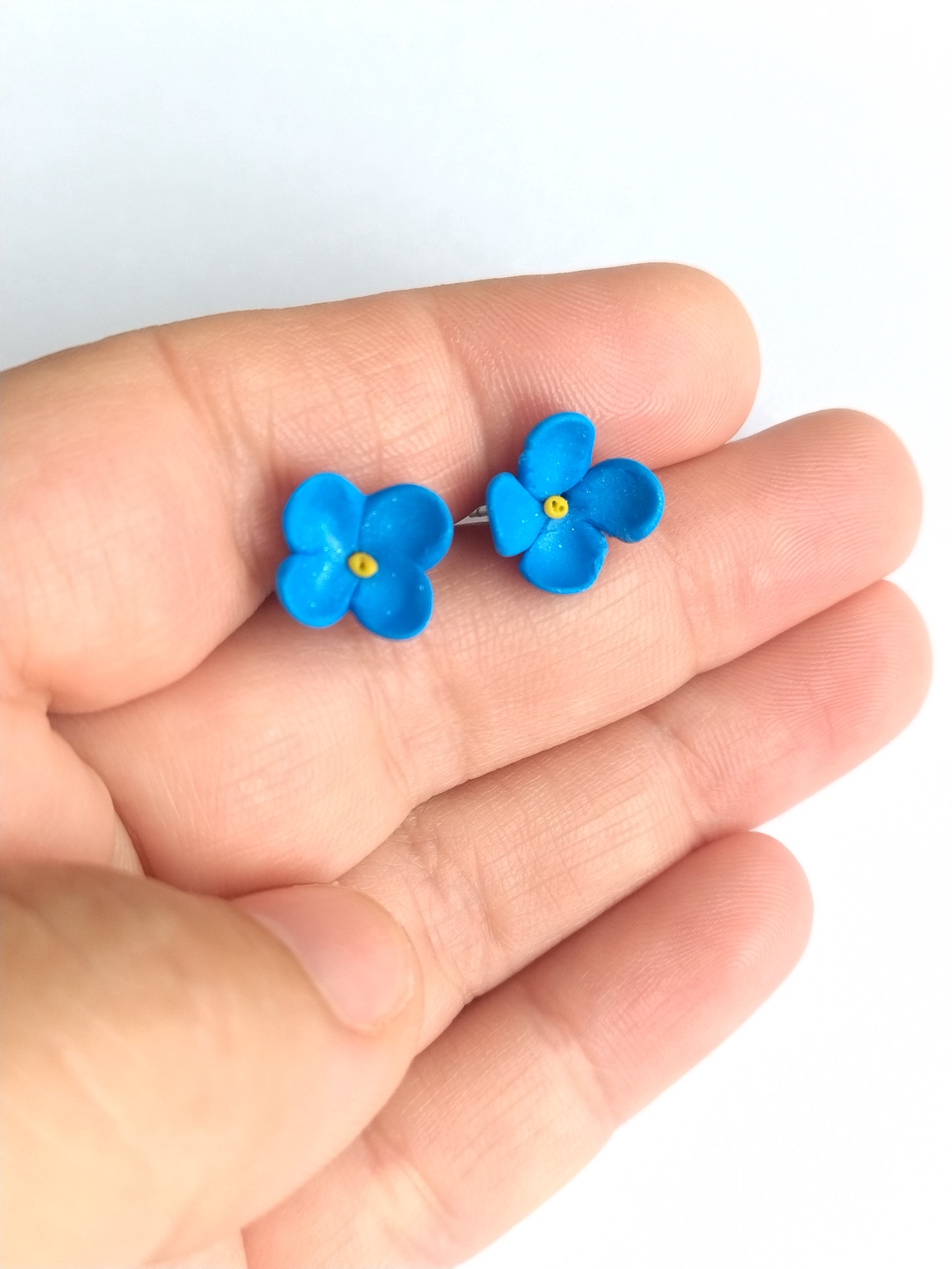 Cercei stud floare albastră � handmade din lut polimeric - bijuterii - cercei - cercei cu figurine - Artynos.ro