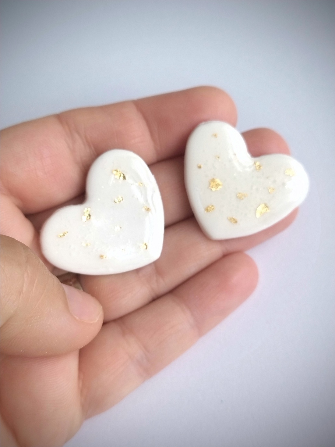 Cercei stud inimă albă cu accente aurii � handmade - bijuterii - cercei - cercei cu figurine - Artynos.ro