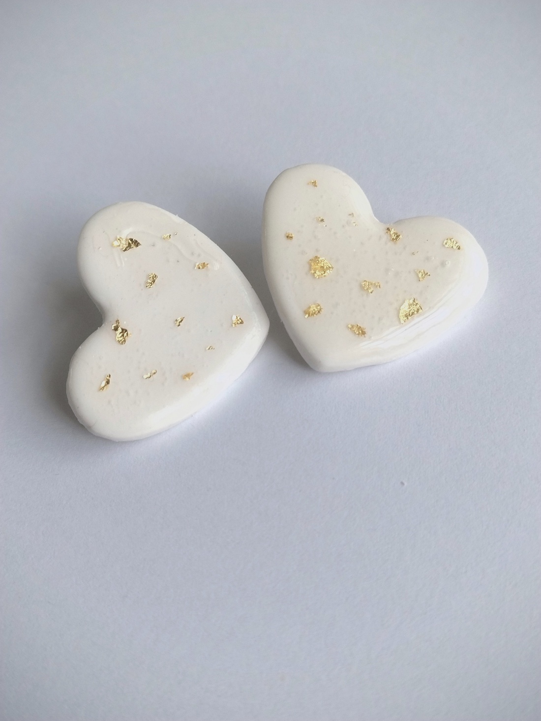 Cercei stud inimă albă cu accente aurii � handmade - bijuterii - cercei - cercei cu figurine - Artynos.ro