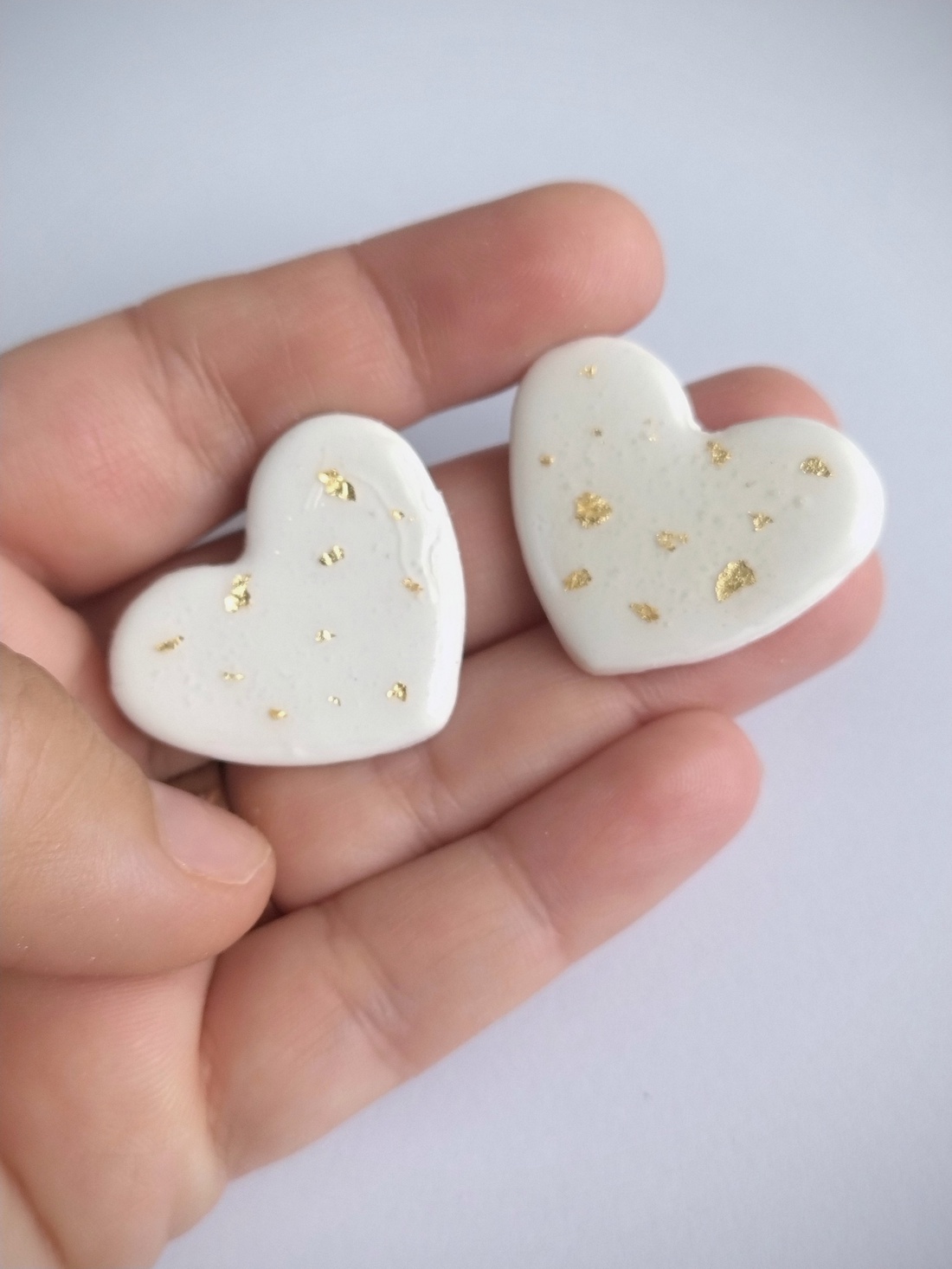Cercei stud inimă albă cu accente aurii � handmade - bijuterii - cercei - cercei cu figurine - Artynos.ro