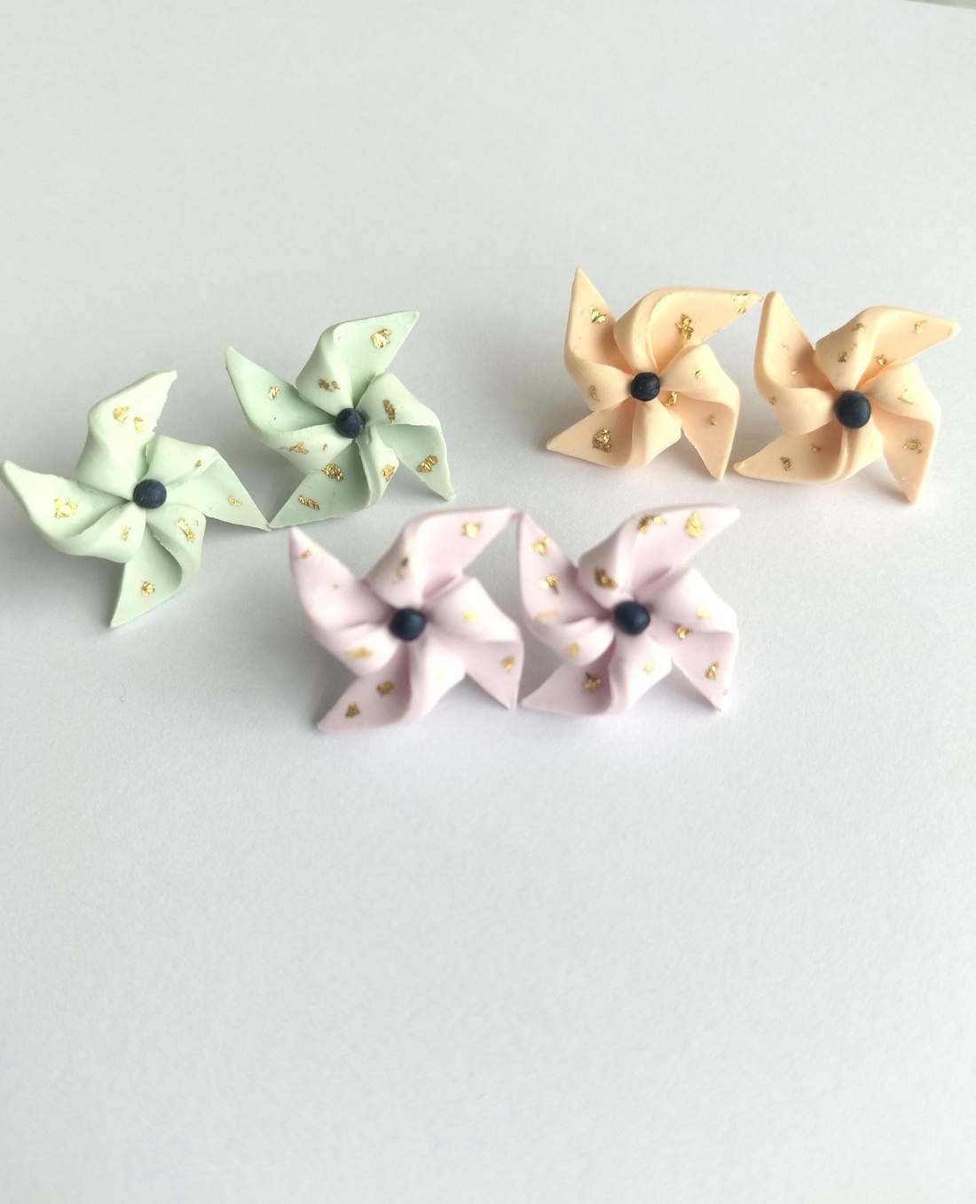 Cercei stud elice � design jucăuș handmade - bijuterii - cercei - cercei cu figurine - Artynos.ro