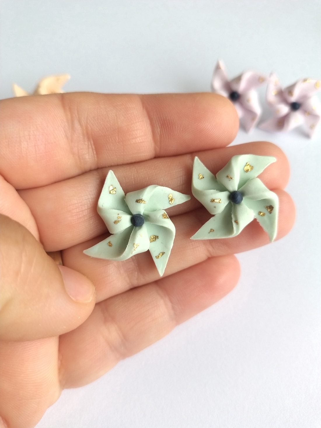 Cercei stud elice � design jucăuș handmade - bijuterii - cercei - cercei cu figurine - Artynos.ro