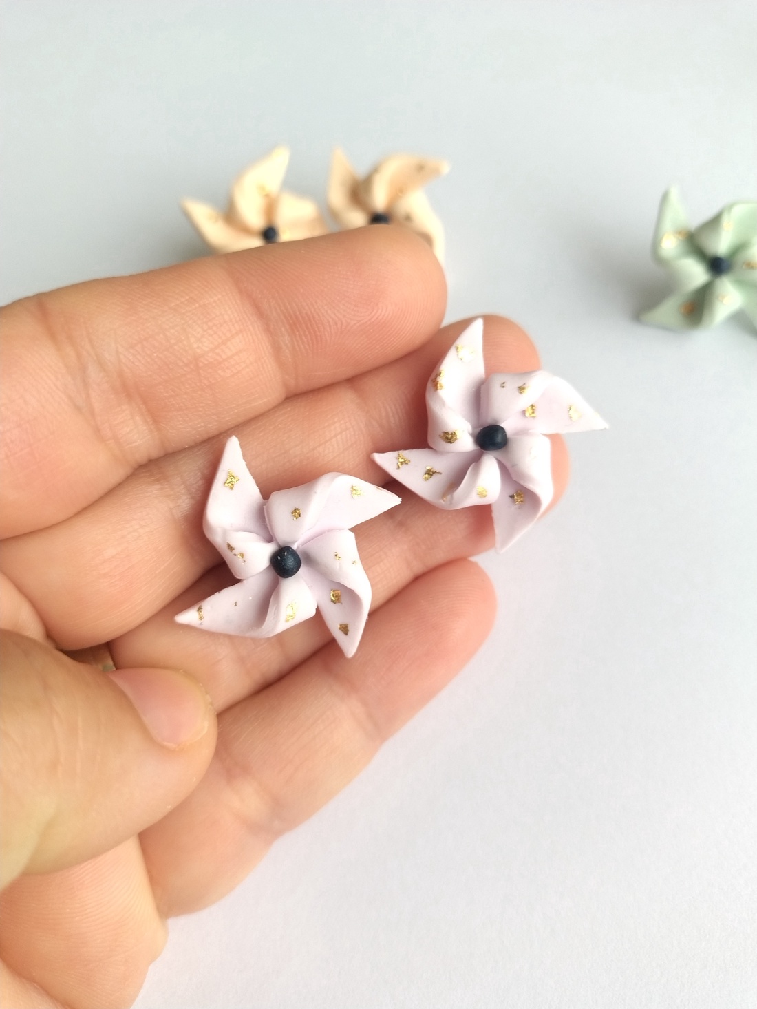 Cercei stud elice � design jucăuș handmade - bijuterii - cercei - cercei cu figurine - Artynos.ro