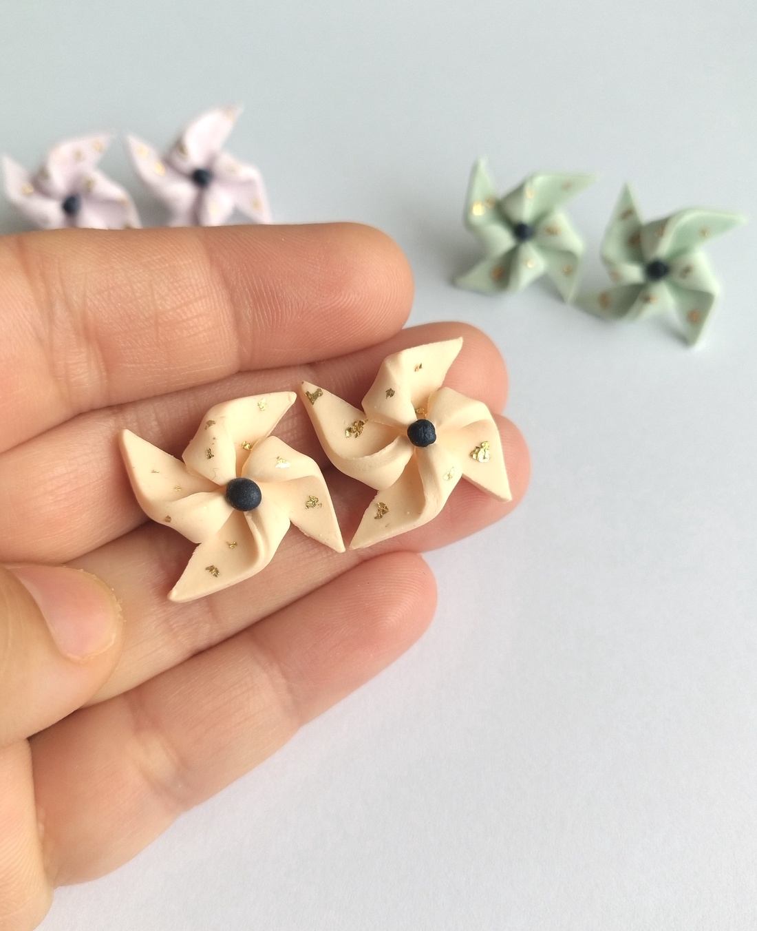 Cercei stud elice � design jucăuș handmade - bijuterii - cercei - cercei cu figurine - Artynos.ro