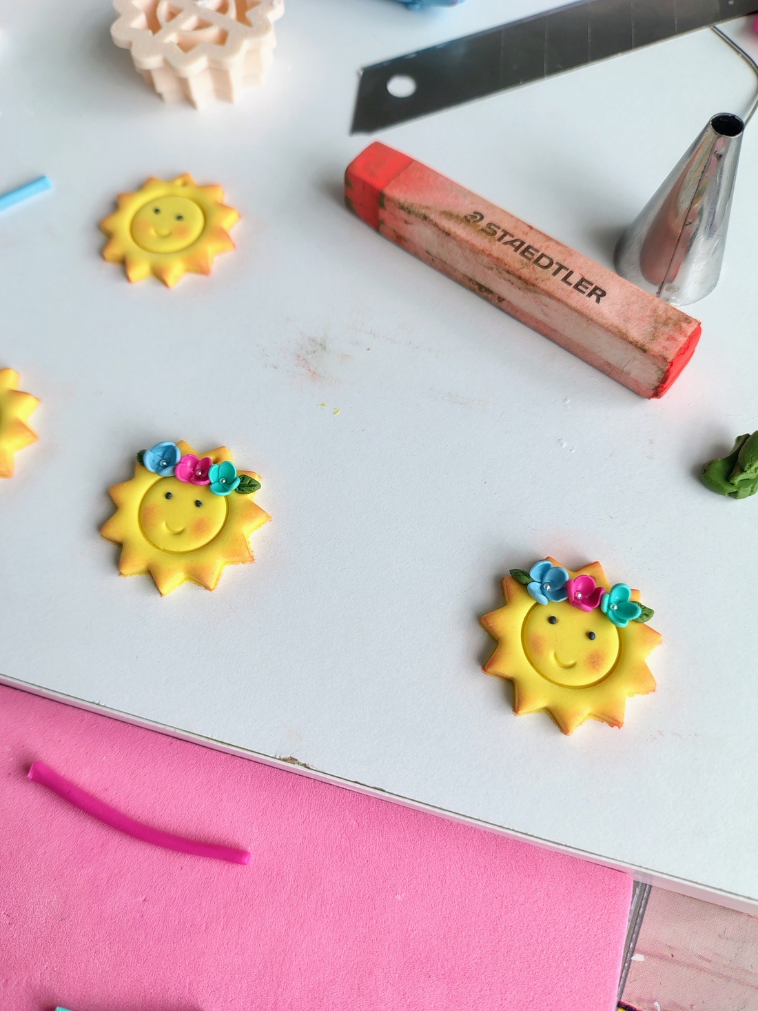 Cercei handmade Soare zâmbitor cu flori � design vesel de vară - bijuterii - cercei - cercei lungi - Artynos.ro