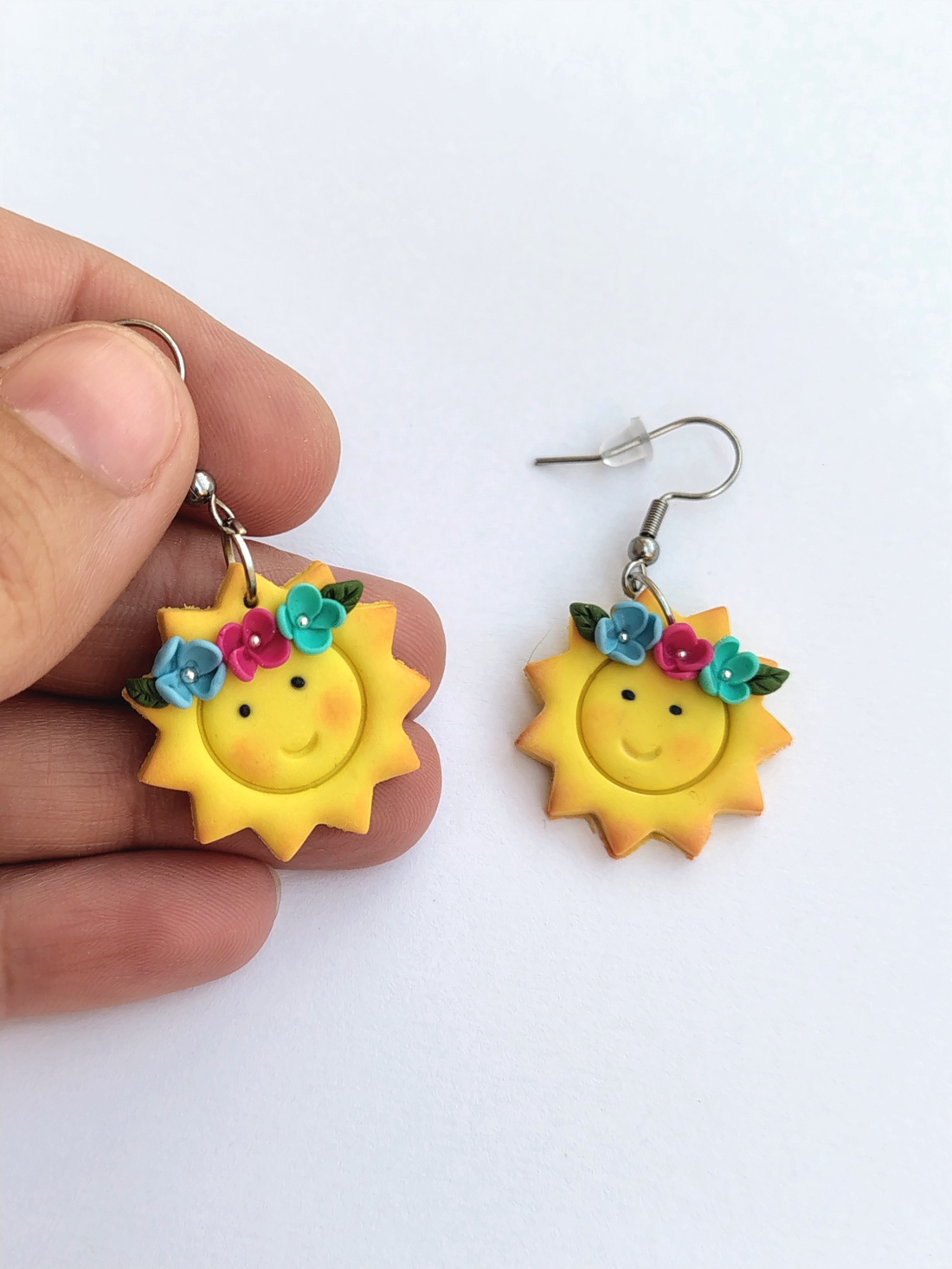 Cercei handmade Soare zâmbitor cu flori � design vesel de vară - bijuterii - cercei - cercei lungi - Artynos.ro