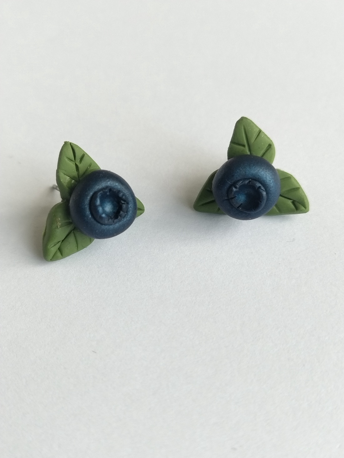Cercei stud handmade Afine cu frunze � design natural și delicat - bijuterii - cercei - cercei cu figurine - Artynos.ro