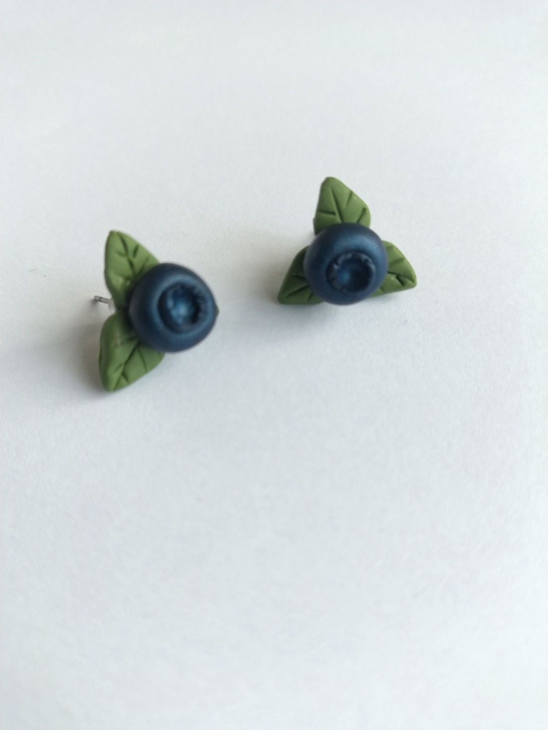 Cercei stud handmade Afine cu frunze � design natural și delicat - bijuterii - cercei - cercei cu figurine - Artynos.ro