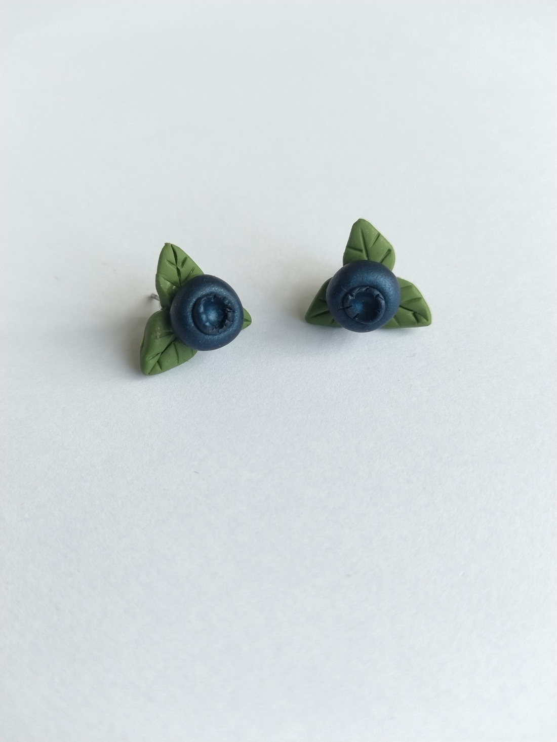 Cercei stud handmade Afine cu frunze � design natural și delicat - bijuterii - cercei - cercei cu figurine - Artynos.ro