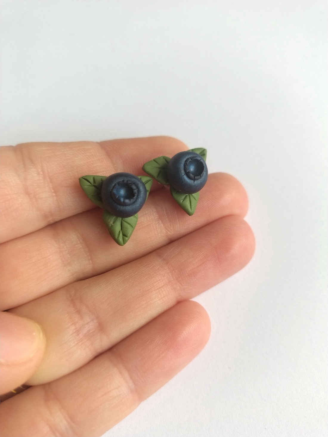 Cercei stud handmade Afine cu frunze � design natural și delicat - bijuterii - cercei - cercei cu figurine - Artynos.ro