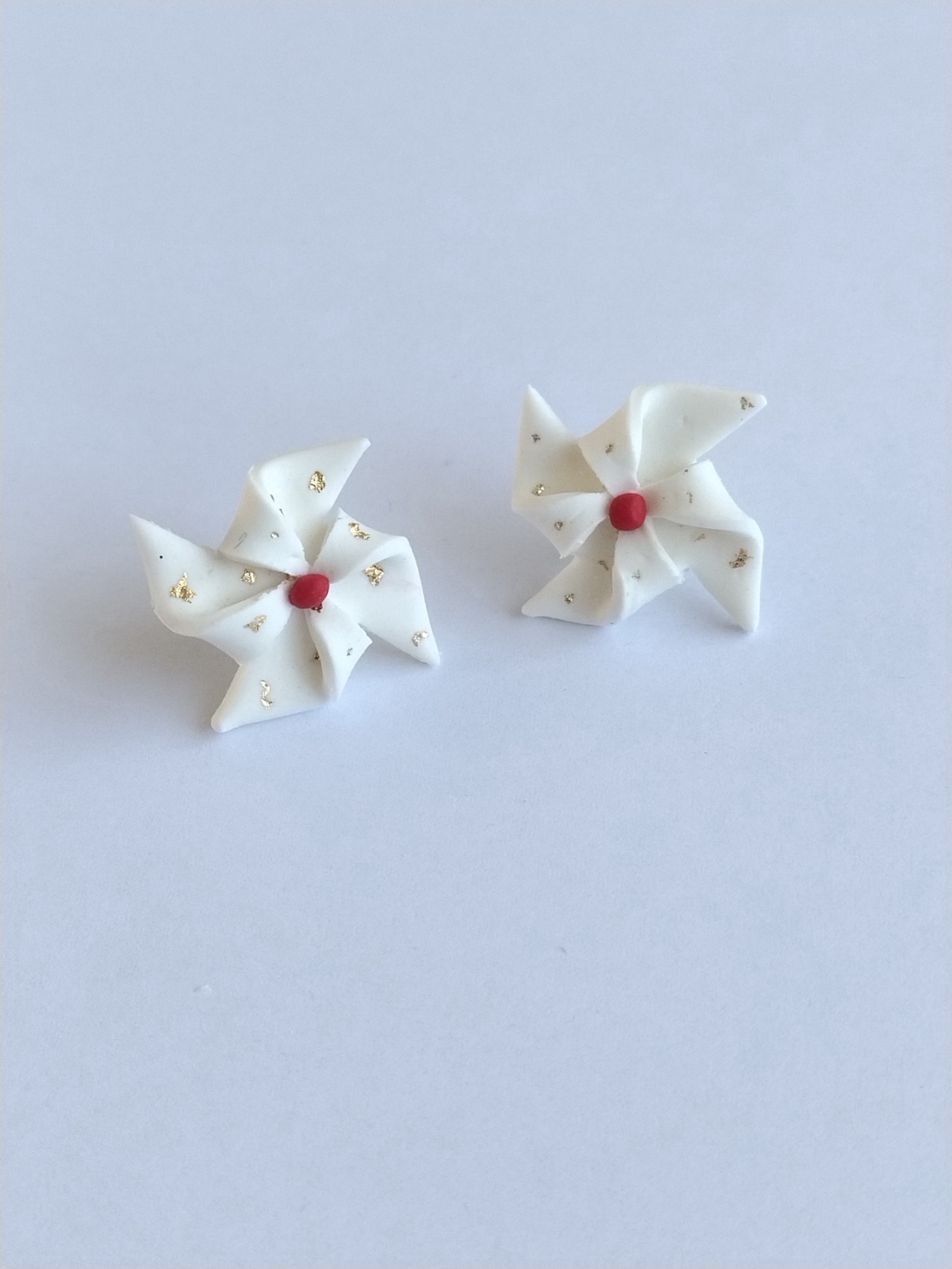 Cercei handmade tip stud elice albă, lut polimeric, foiță aurie, eleganți și ușori - bijuterii - cercei - cercei cu figurine - Artynos.ro