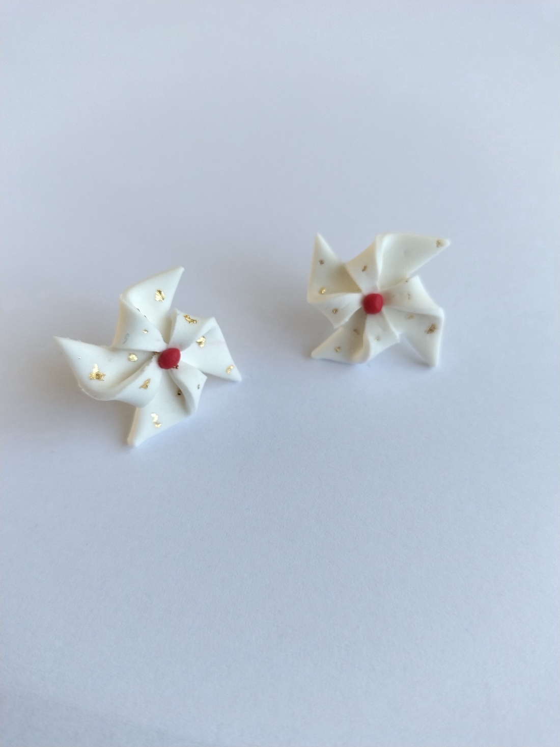 Cercei handmade tip stud elice albă, lut polimeric, foiță aurie, eleganți și ușori - bijuterii - cercei - cercei cu figurine - Artynos.ro