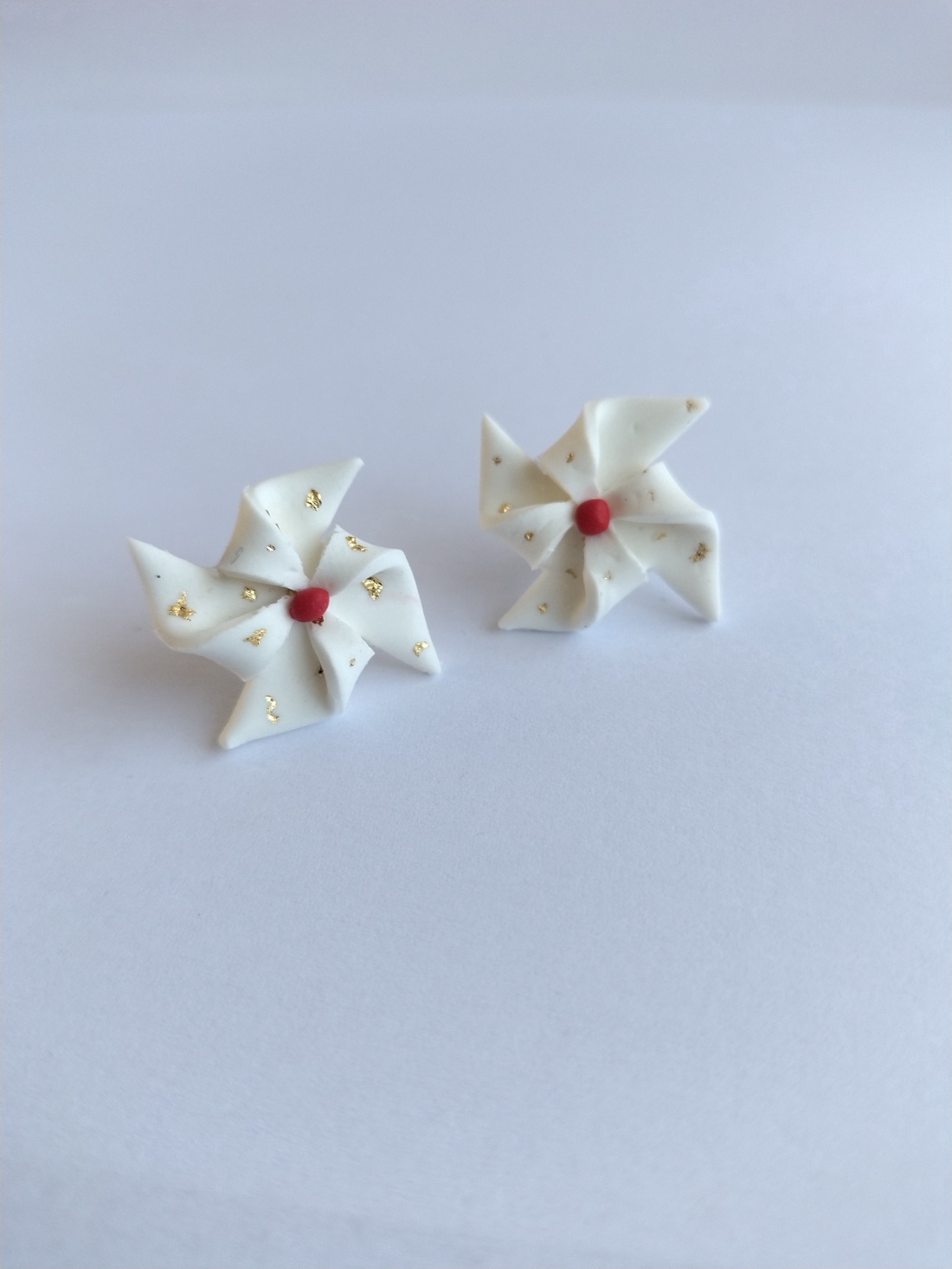 Cercei handmade tip stud elice albă, lut polimeric, foiță aurie, eleganți și ușori - bijuterii - cercei - cercei cu figurine - Artynos.ro
