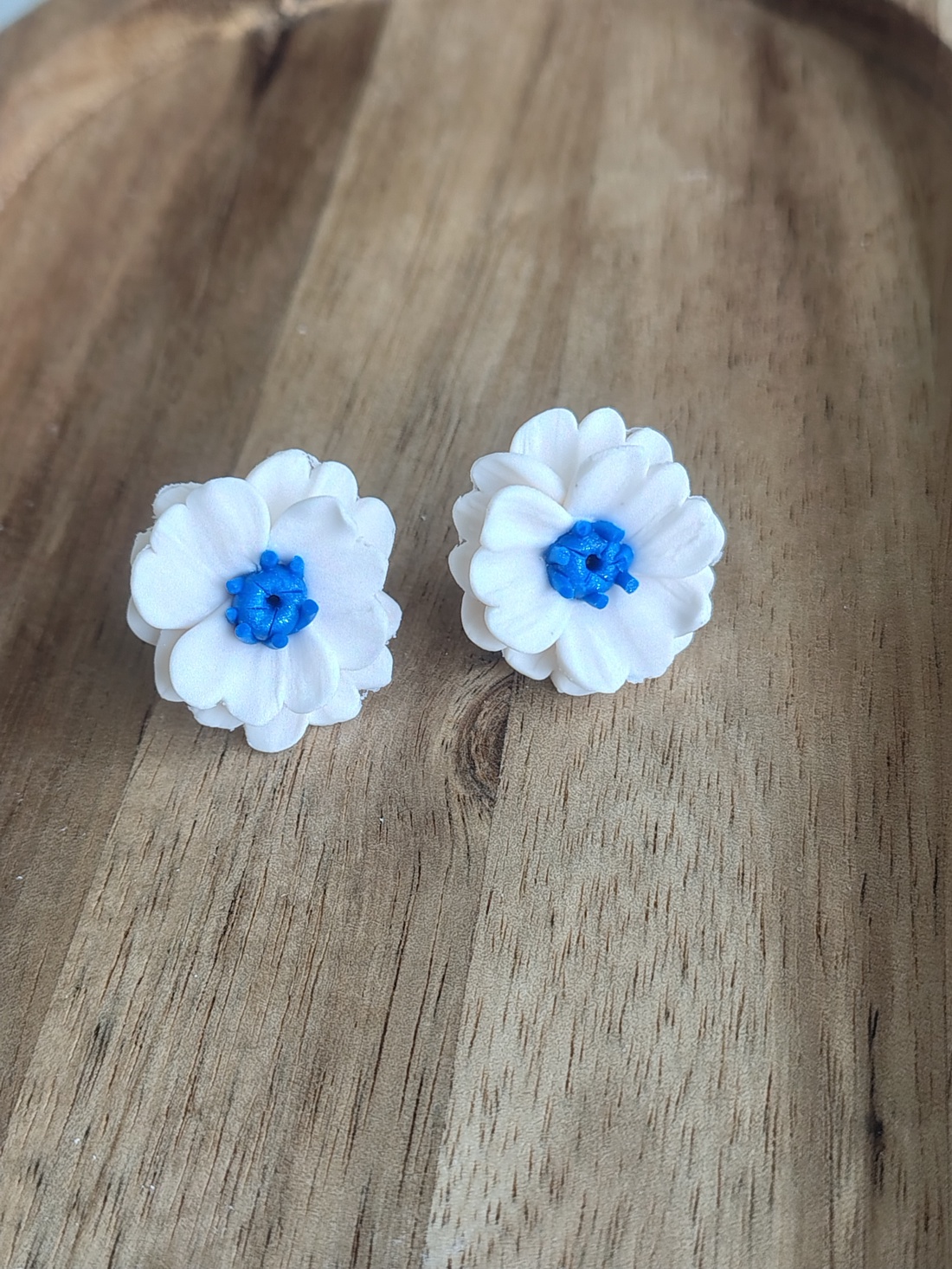 Cercei stud Anemone albe cu centru bleumarin � handmade - bijuterii - cercei - cercei cu figurine - Artynos.ro