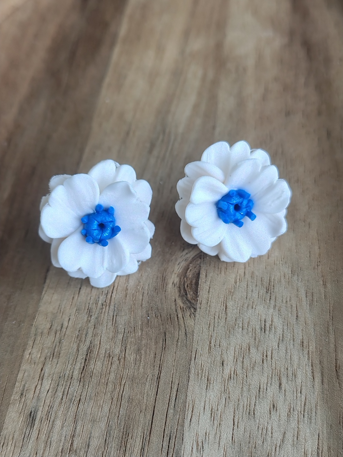 Cercei stud Anemone albe cu centru bleumarin � handmade - bijuterii - cercei - cercei cu figurine - Artynos.ro