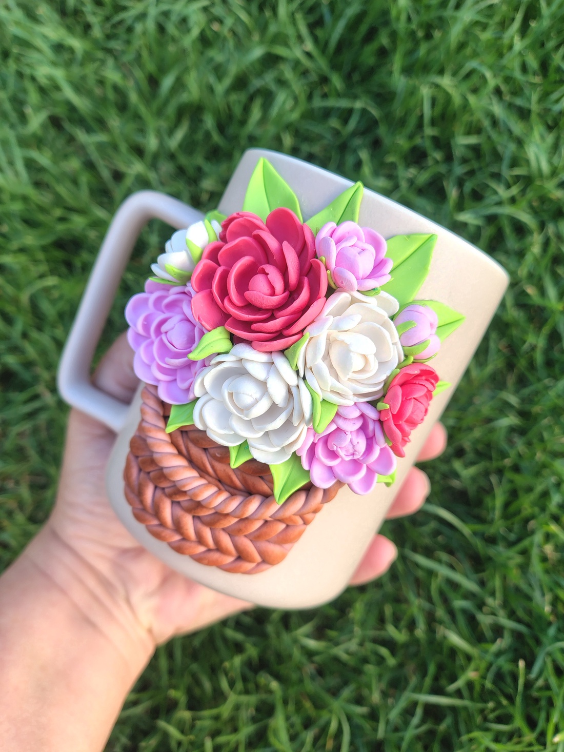 Căniță handmade decorată cu flori din lut polimeric , Design floral 3D tip coș cu flori - casă & stil de viață - echipamente de bucătărie - accesorii de servire - căni - Artynos.ro