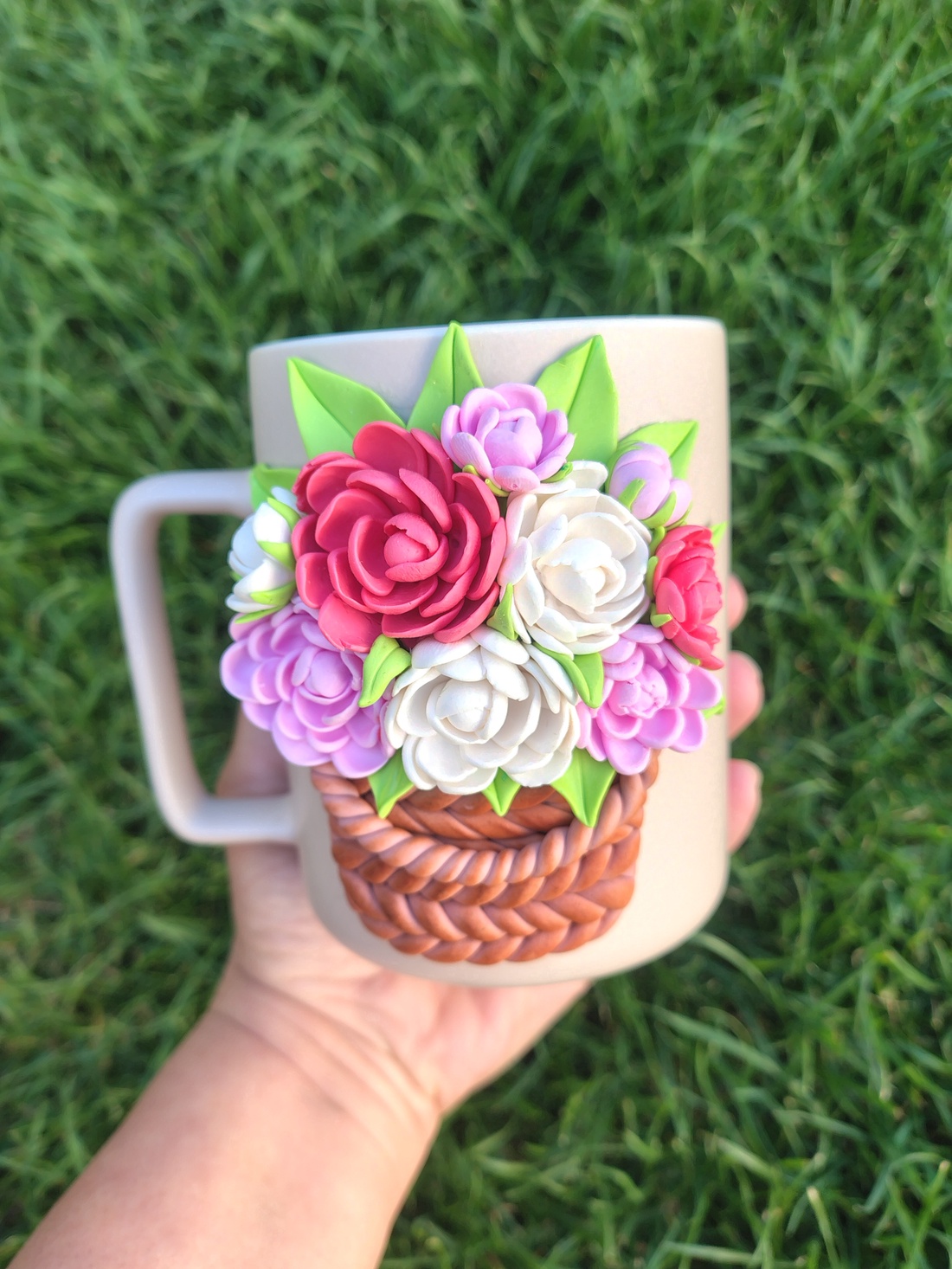Căniță handmade decorată cu flori din lut polimeric , Design floral 3D tip coș cu flori - casă & stil de viață - echipamente de bucătărie - accesorii de servire - căni - Artynos.ro