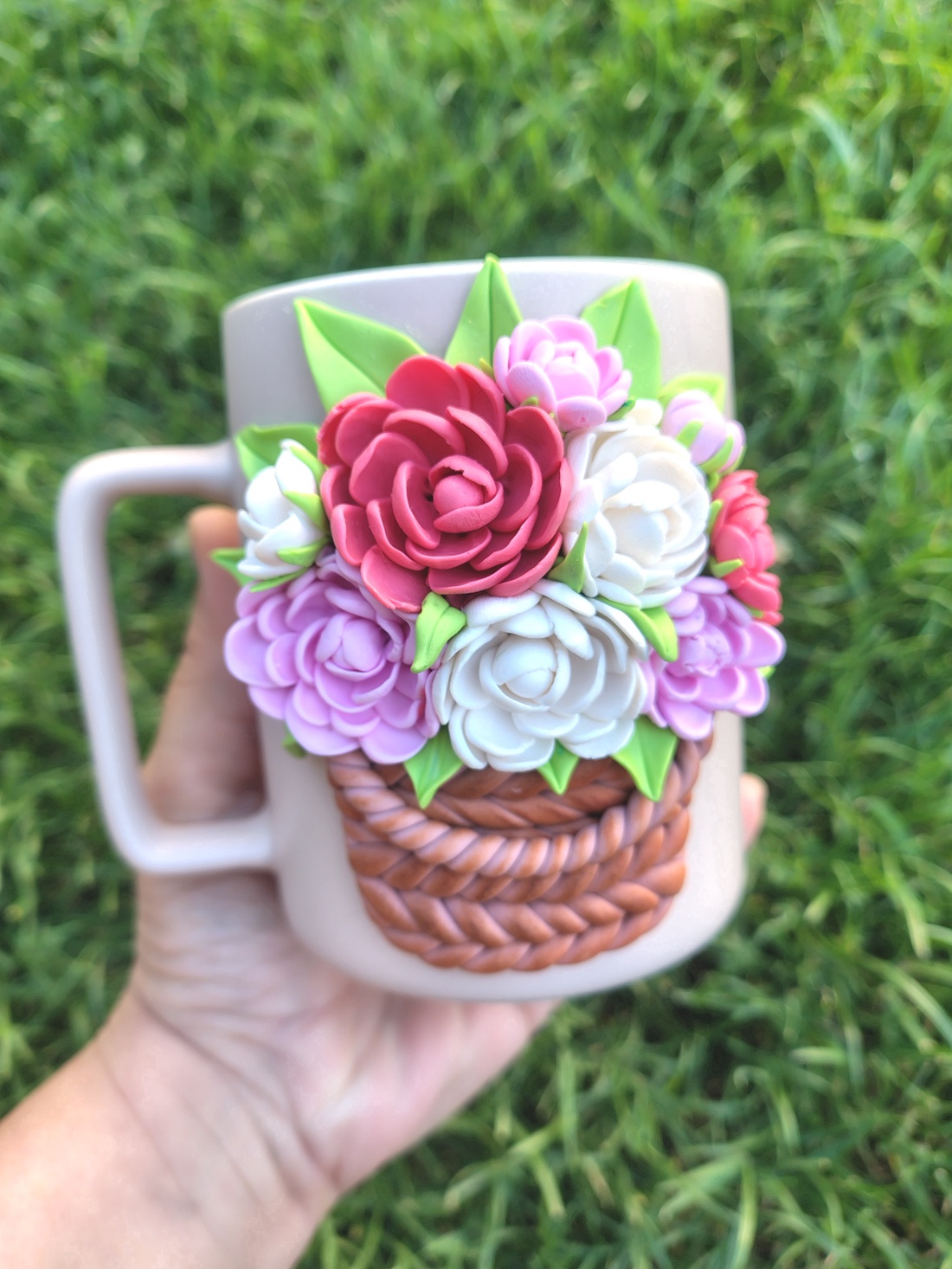 Căniță handmade decorată cu flori din lut polimeric , Design floral 3D tip coș cu flori - casă & stil de viață - echipamente de bucătărie - accesorii de servire - căni - Artynos.ro