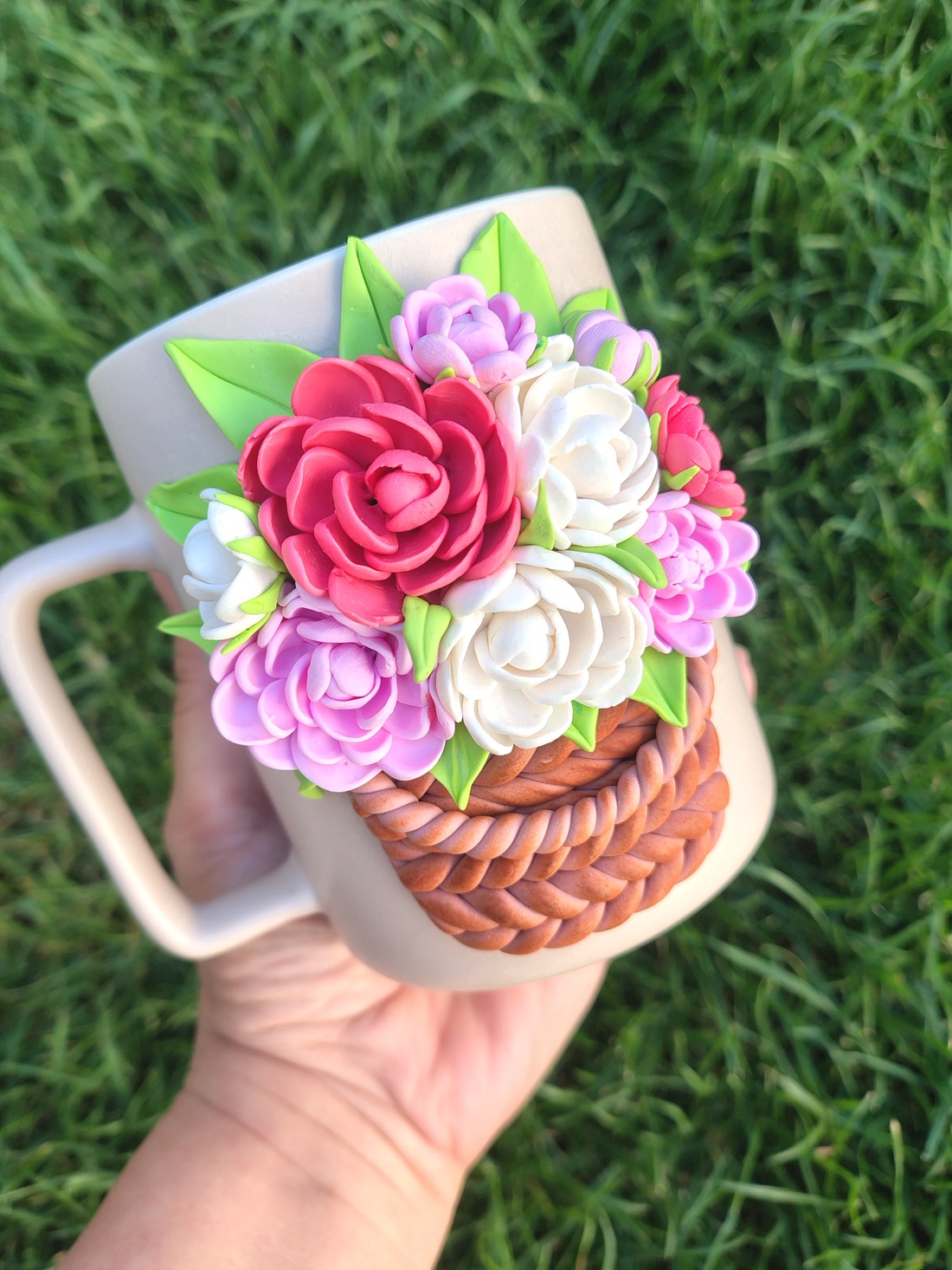 Căniță handmade decorată cu flori din lut polimeric , Design floral 3D tip coș cu flori - casă & stil de viață - echipamente de bucătărie - accesorii de servire - căni - Artynos.ro